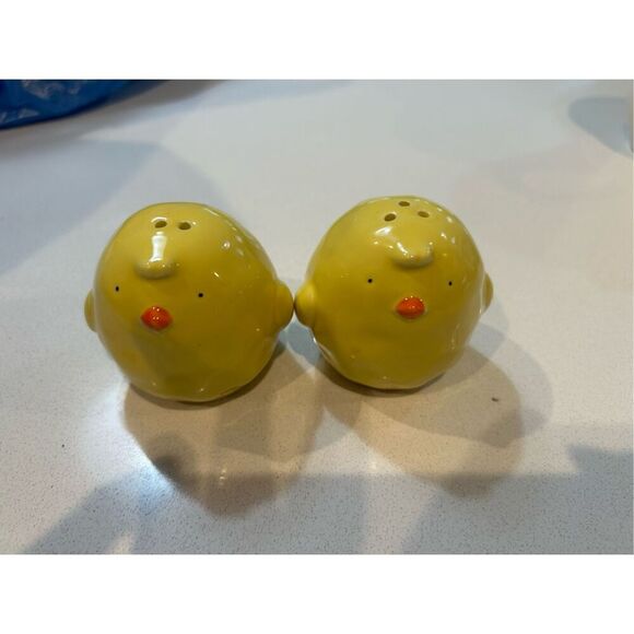 Animal Kingdom Limited Edition Disney Easter Salt & Pepper Shaker Set - Picture 1 of 3